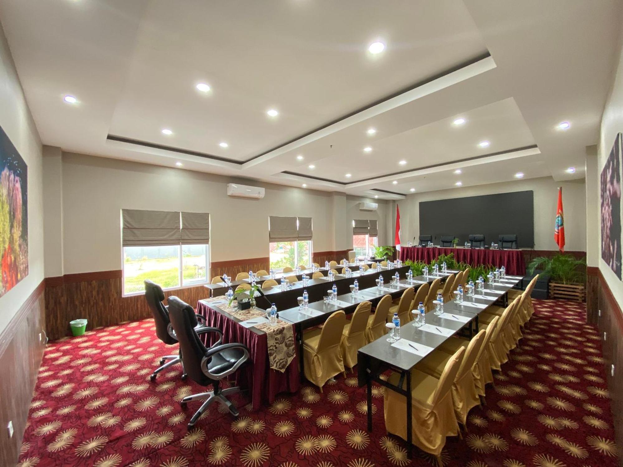 Vega Prime Hotel & Convention Sorong Exterior foto